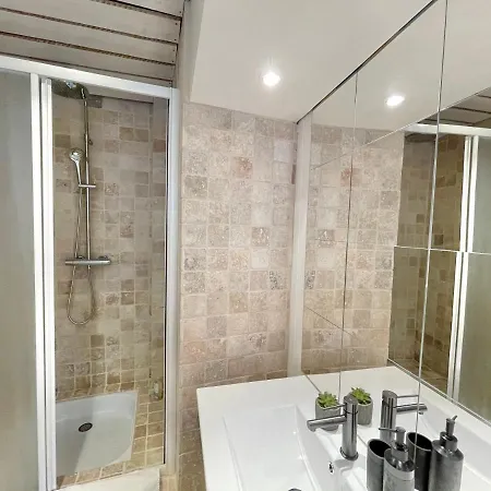 Grand Cru, Au Centre Médiéval De Beaune (Cote d'Or)