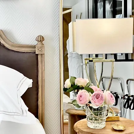 Grand Cru, Au Centre Médiéval De * Beaune (Cote d'Or)