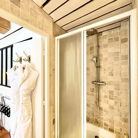 Grand Cru, Au Centre Medieval De Beaune (Cote d'Or)