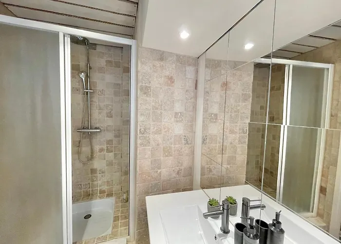 Grand Cru, Au Centre Medieval De Beaune (Cote d'Or)