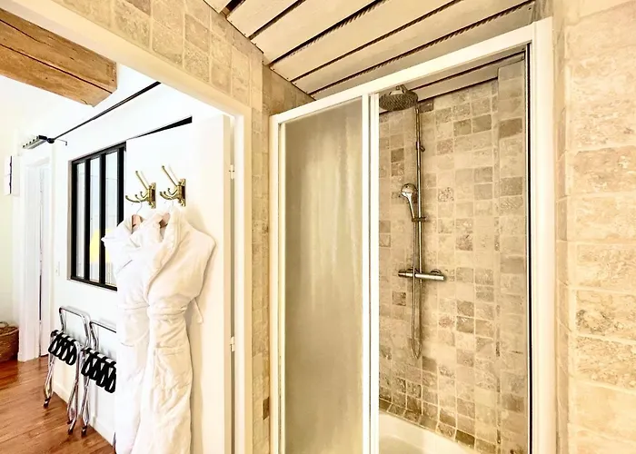 Grand Cru, Au Centre Medieval De Beaune (Cote d'Or)