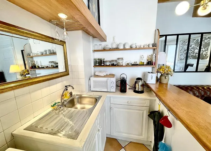 Grand Cru, Au Centre Medieval De * Beaune (Cote d'Or)